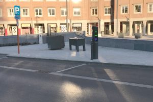 Borne arrêt-minute sur la place du centre-ville