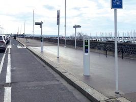 Bornes arrêt minute blanches le long du port