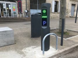 Borne stationnement minute avec arceau de protection à Beaucaire