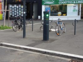 Borne arret minute sur un trottoir dans la ville d'Angers
