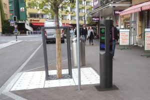 Borne arret minute installée dans une zone de commerces à Interlaken