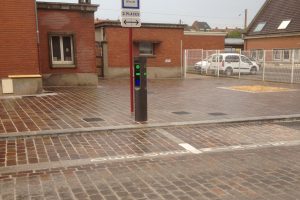 Une borne stationnement minute pour deux places de parking à côté de la gare.