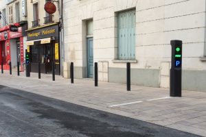 Borne stationnement minute près d'une boulangerie