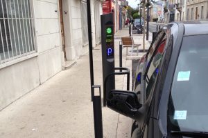 Borne stationnement minute noire avec un arceau de protection